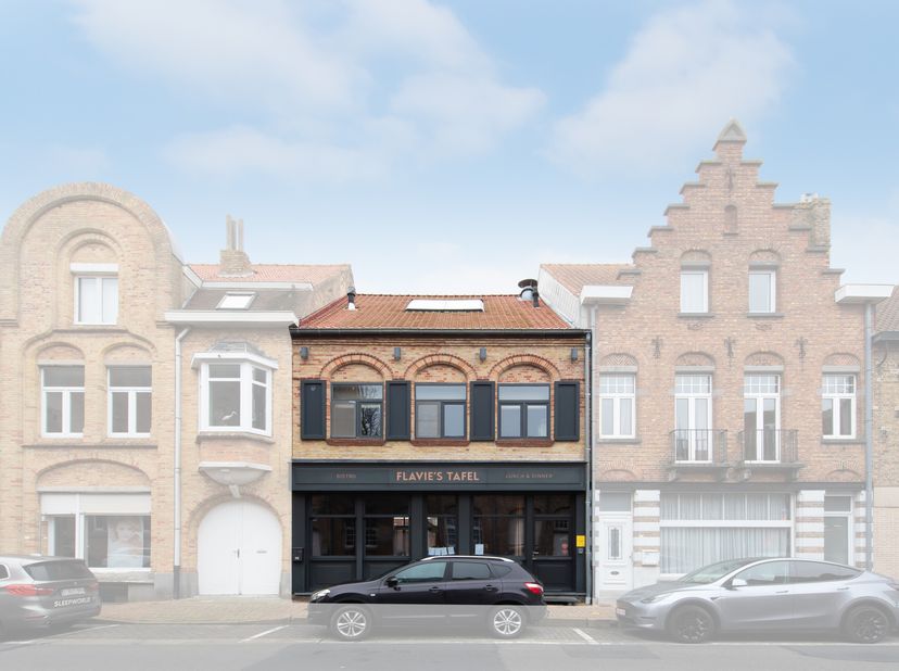 Handelspand met appartement te koop te Nieuwpoort, Langestraat 115 op heden uitgebaat als &#039;Flavies&#039; tafel. Deze charmante eigendom werd in 2014 volled