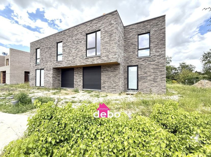 Droomt u van een moderne, energiezuinige woning in een kindvriendelijke en groene buurt? Deze prachtige nieuwbouwwoning in een rustige wijk in Marke b