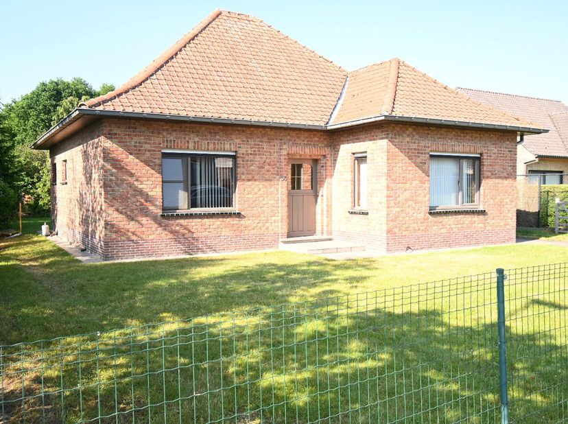 Deze charmante, recent gerenoveerde woning beschikt over enkele zeldzame troeven.&lt;br /&gt;
De landelijke ligging biedt een ideale uitvalsbasis voor wande