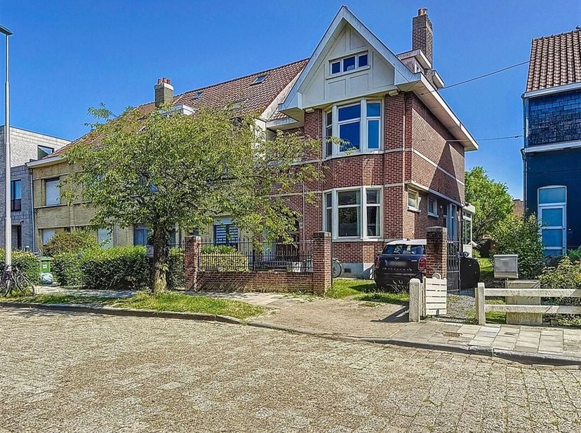 Op 10 min. wandelen van UZ Gent en 10 min. fietsen van het centrum ligt deze lichtrijke halfopen bebouwing (170 m²). De zuidgerichte tuin (260 m²) met