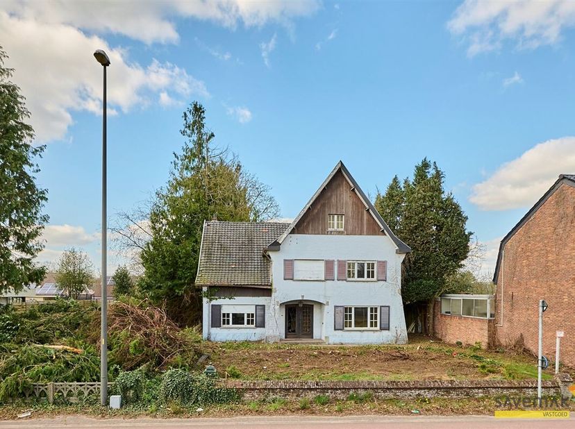 Deze statige (renovatie)woning uit 1955 heeft meer dan potentieel.&lt;br /&gt;
Gelegen nabij scholen, supermarkt en openbaar vervoer maar... eveneens vlakbi