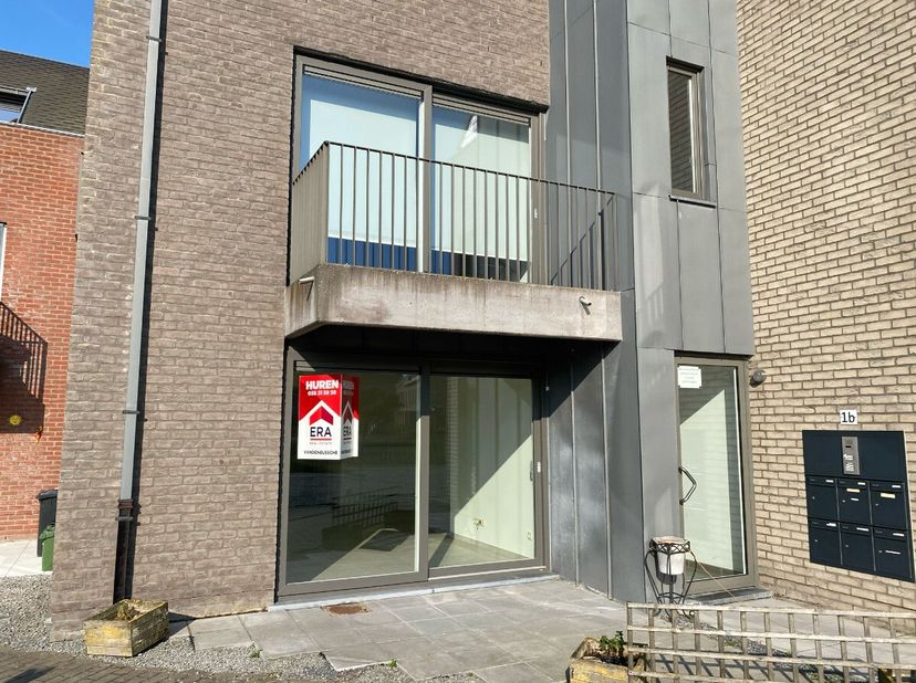 Instapklaar gelijkvloers appartement met 2 slaapkamers en terras en staanplaats in Alveringem.AANMELDEN VIA DE ERA WEBSITE ! Gelegen in de rustige Vaa