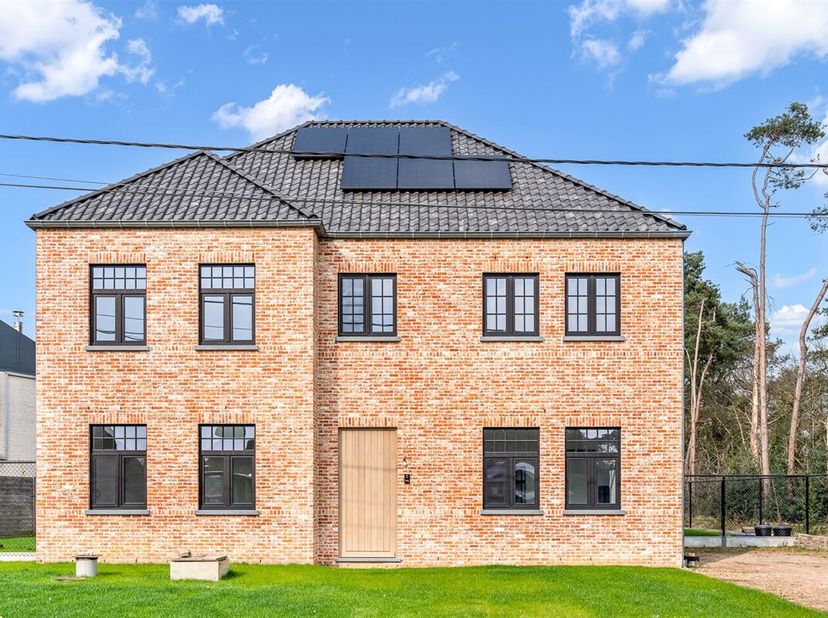 Prachtig afgewerkte nieuwbouwwoning uiterst rustig gelegen te Olmen.&lt;br /&gt;
Belangrijkste troeven:&lt;br /&gt;
- Zeer rustige ligging op een ruim perceel van