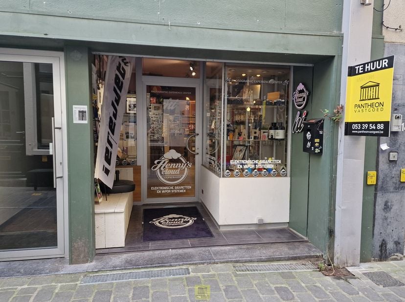 Handelsruimte te huur gelegen in het hartje van Aalst! Gezellige winkelstraat met tal van leuke winkels, eethuisje, .... De handelsruimte (60m²) omvat