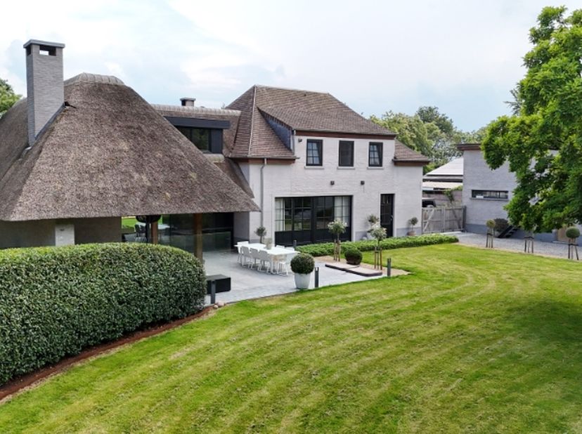 Zeer rustig gelegen exclusieve villa met bijgebouw-garages van 120m² op prachtig perceel van 43 are met zeer mooie aangelegde tuin met wijngaard.&lt;br /