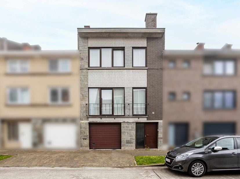 In een mooie en rustige straat vlak bij winkels, openbaar vervoer en scholen, bevindt zich deze verzorgde en ruime bel-étagewoning. Bij het betreden v