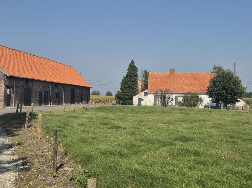 Gelegen in de driehoek Tielt/Aalter/Deinze bevindt zich deze te renoveren boerderij. Het geheel omvat hofplaats, verschillende bijgebouwen/stallingen