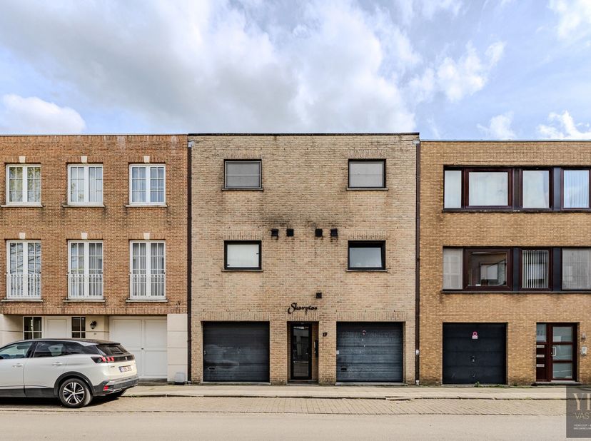 Opbrengsteigendom (alles verhuurd) in Blankenberge.&lt;br /&gt;
Bestaande uit:&lt;br /&gt;
2 garages: Ideaal voor de verhuur van parkeerplaatsen, zowel voor lokal
