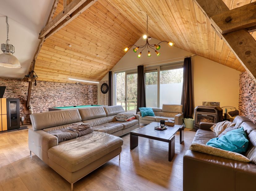 Vous cherchez un bâtiment rénové qui a pu garder tout son charme et son authenticité? Ne cherchez plus! Cette propriété répondra à toutes vos demandes