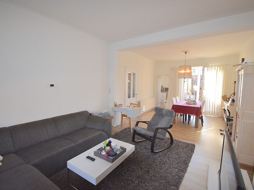 Deze half-vrijstaande woning werd onlangs volledig gerenoveerd, en is voorzien van nieuwe ramen, nieuwe verwarming, vloeren, badkamer, keuken, enz...&lt;