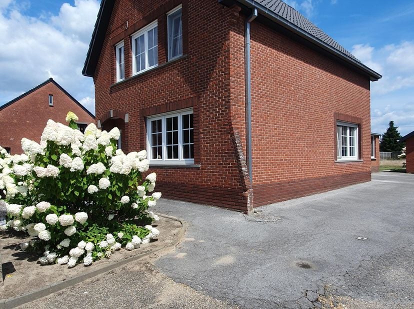 Huis te huur, recentelijk opgeknapt;&lt;br /&gt;
- ramen vernieuwd: alles PVC ramen met dubbele beglazing.&lt;br /&gt;
- dak vernieuwd: isolatie naar geldende nor