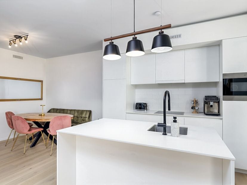 In de nieuwe stadswijk Oosteroever te Oostende, vindt u dit stijlvol hoekappartement op de 4e verdieping van de prestigieuze Ensor Tower II. Gelegen o