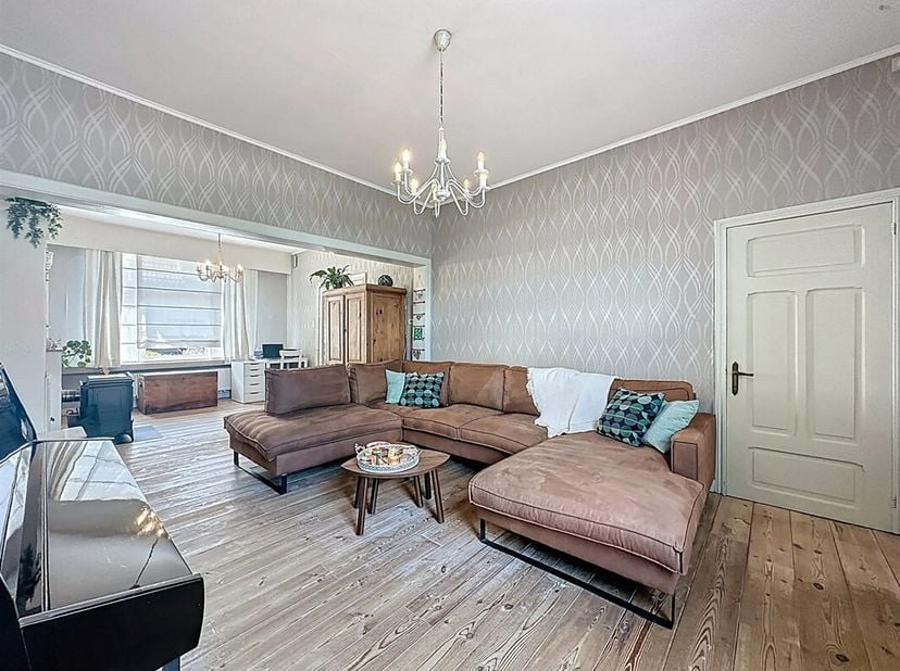 Instapklare halfopen bebouwing met 5 slaapkamers, 2 badkamers en bijbouw op toplocatie!&lt;br /&gt;
BEZOEK via sms 0470 30 20 10!&lt;br /&gt;
Voor de perfecte thu