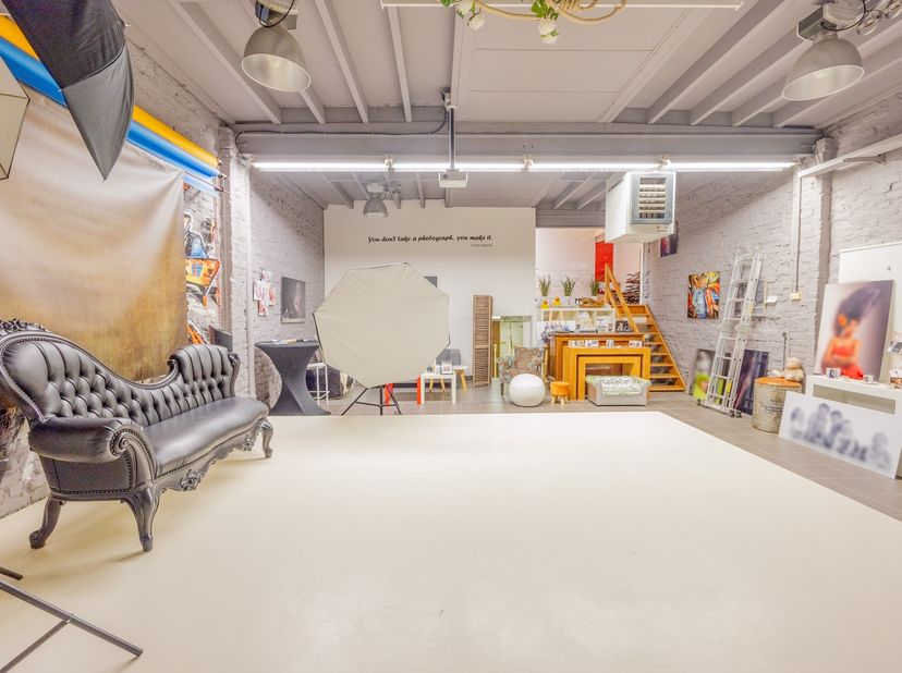 Dit veelzijdige en ruime handelspand is de ideale locatie voor ondernemers die op zoek zijn naar een goed bereikbare plek voor hun zaak. Met een centr