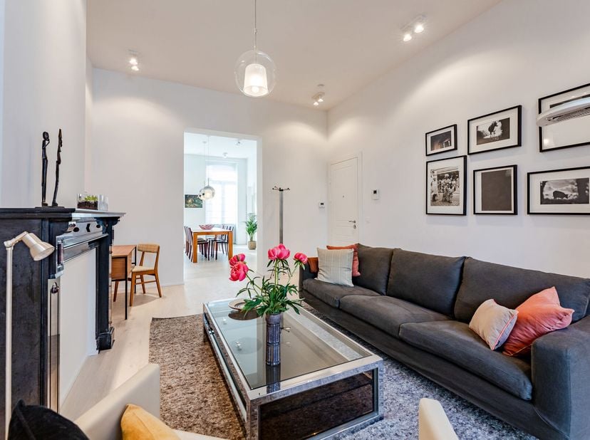 VICTOIRE-JUNOT vous propose un magnifique appartement meublé dans une maison de maître, entièrement remis à neuf au cur du Chatelain.1 suite avec sall