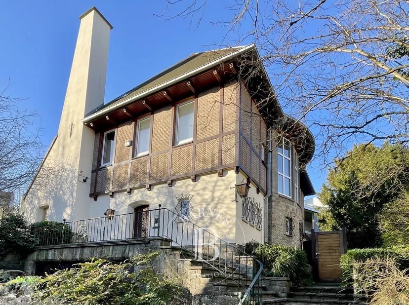 Observatoire  Barnes Brussels vous propose cette ravissante villa de type normande nichée dans un écrin de verdure sur un très beau terrain denviron 1