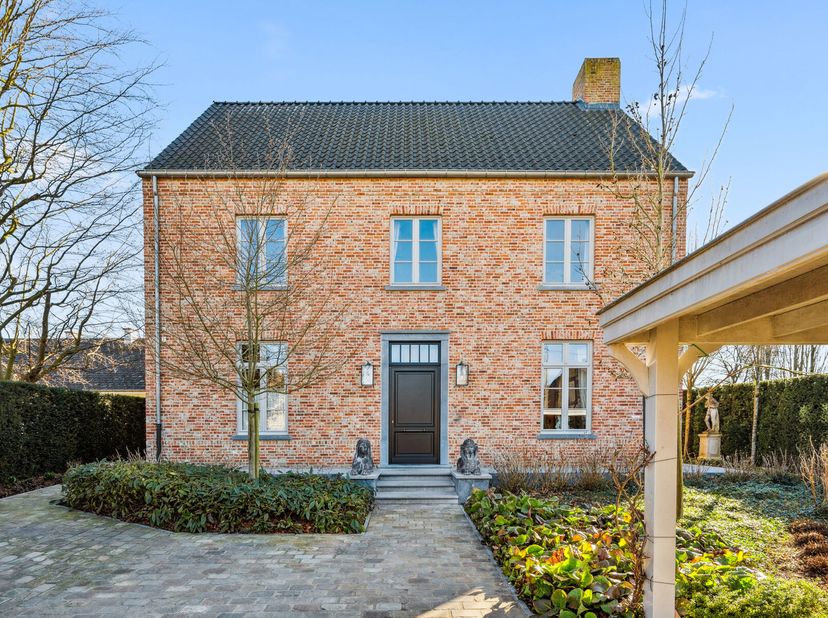 Met trots presenteert Heymans Vastgoed deze uitzonderlijk afgewerkte, energiezuinige villa in het rustige Linter. Deze pastorijwoning, gebouwd in 2014