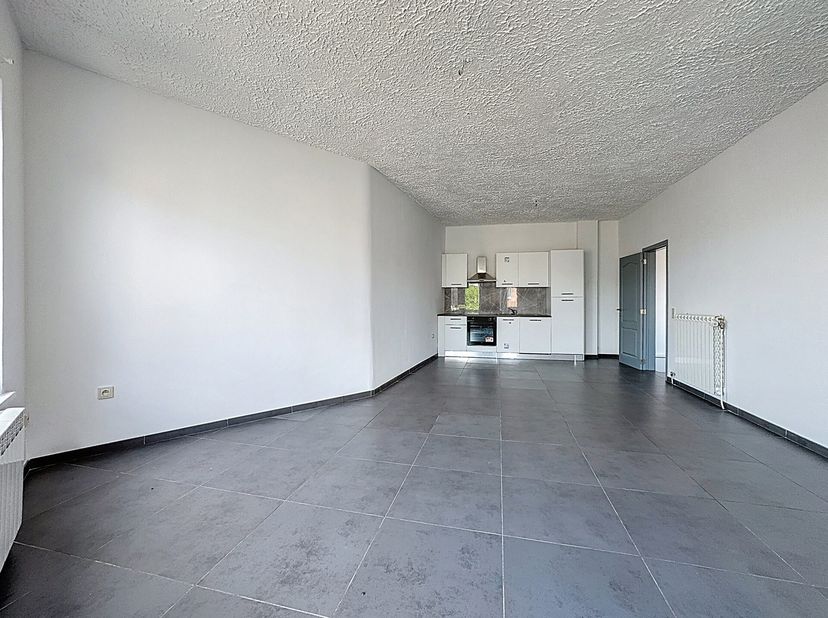 BHS IMMO est ravi de vous proposer ce charmant appartement situé à Beyne-Heusay. Il offre un bel espace de vie avec une cuisine ouverte sur le salon e