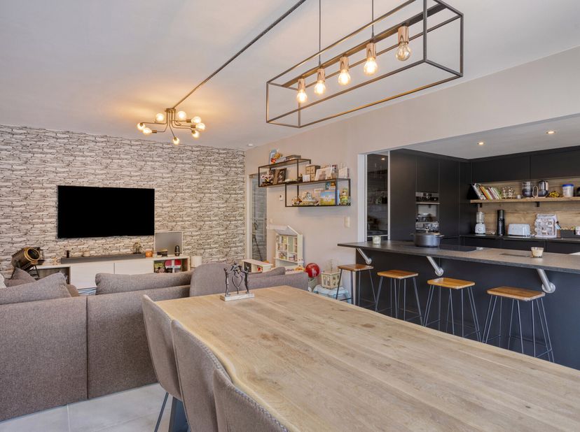Volledig gerenoveerd appartement gelegen aan de Ninoofsesteenweg 232. Dit lichtrijk en modern afgewerkt appartement combineert hedendaags wooncomfort