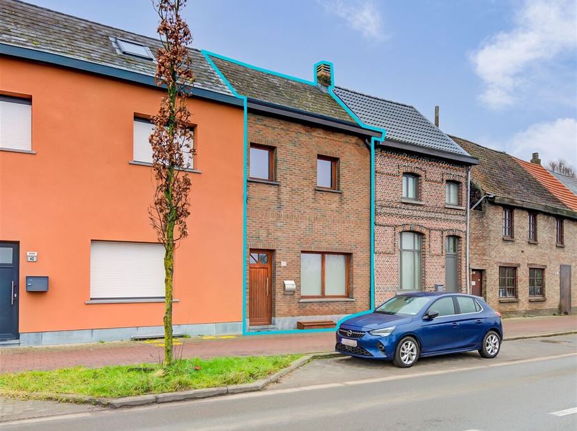 Deze instapklare woning bevindt zich op wandelafstand van het centrum van Terhagen.&lt;br /&gt;
Via de inkomhal kom je binnen in de ruime living. De aangren