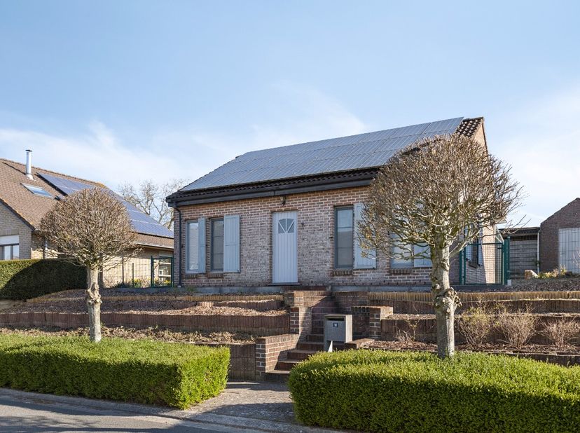 Deze charmante woning in Anzegem biedt een gezellige leefruimte met een zeer ruime veranda die zorgt voor het contact met de privatieve tuin. Deze ins