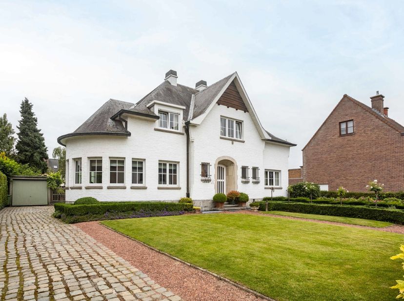 In een rustige buurt bevindt zich deze voormalige dokterswoning, een riante villa die ruimte, karakter en functionaliteit moeiteloos combineert. Met e