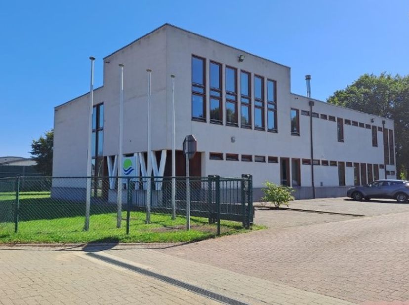 VLAAMSE OVERHEID - DIENST VASTGOEDTRANSACTIES&lt;br /&gt;
VERKOOP UIT DE HAND AAN DE HOOGST BIEDENDE&lt;br /&gt;
Gunstig gelegen bedrijfsgebouw/administratief geb