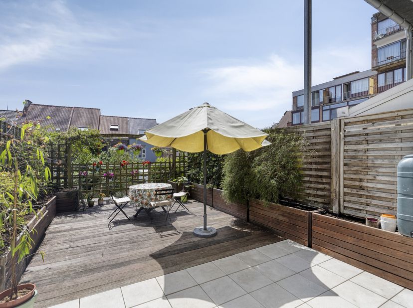 Appartement duplex magnifiquement entretenu (123 m² de surface au sol) avec 3 chambres, une belle terrasse et un parking souterrain à vendre. &lt;br /&gt;
D