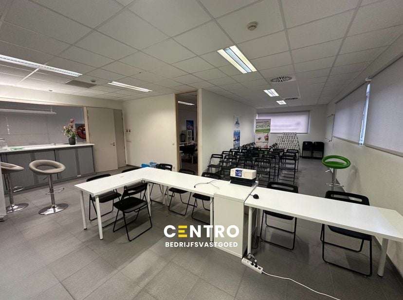 Volledig vernieuwd, klassevol ingericht en voorzien van gemeenschappelijke faciliteiten.  U kunt als huurder per direct aan de slag.&lt;br /&gt;
&lt;br /&gt;
Is d