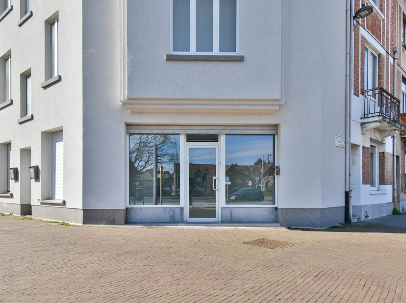 TRIOR vous propose à proximité des transports en commun et commerces, ce rez commercial de +/- 70m² entièrement rénové, possibilité de bureau, PAS d&#039;E