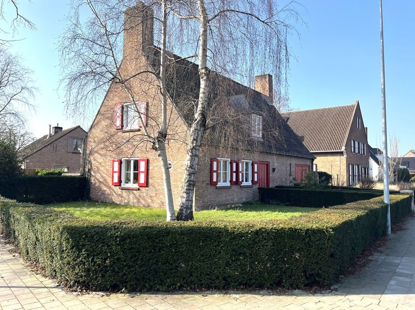 De woning werd oerdegelijk opgebouwd met betonnen draagstructuur, werd perfect onderhouden én scoort goed qua energiezuinigheid dankzij de 21 ZONNEPAN