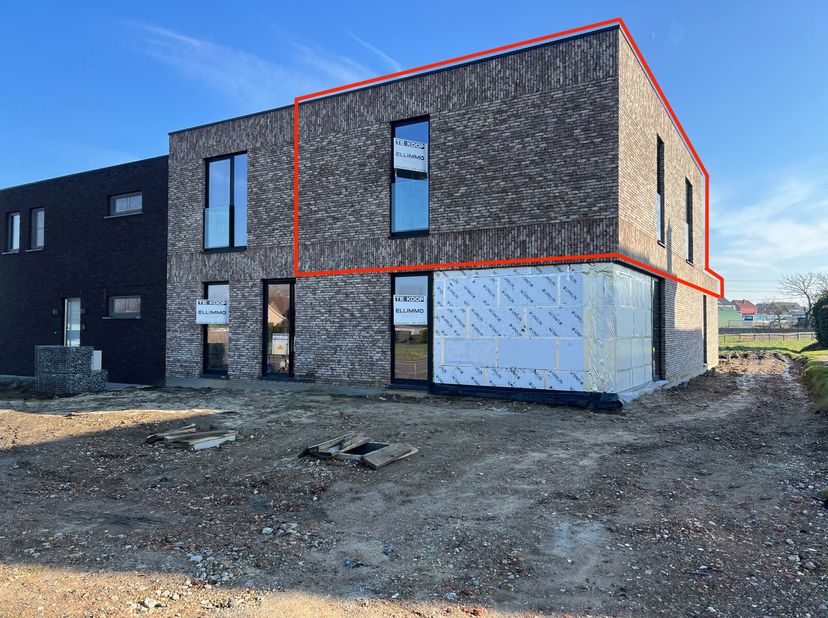 Ruim penthouse van 91,50m2, 2 slaapkamers en een enorm terras van nog eens 30m2 en dit helemaal op het zuiden!! Doorheen het volledige appartement zij