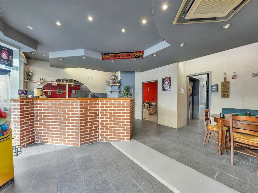 Immeuble mixte rénové idéalement situé en centre-ville de COMINES comprenant une partie commerce d&#039;env. 104m² et une partie habitation d&#039;env. 121.3m²