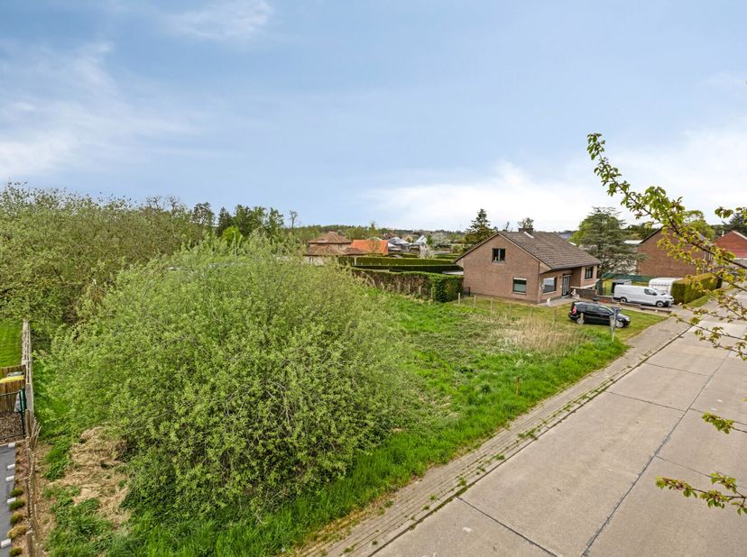 Deze grond heeft volgende bouwmogelijkheden: op het gelijkvloers mag er tot 15 meter diep gebouwd worden, terwijl de verdieping een maximale diepte va