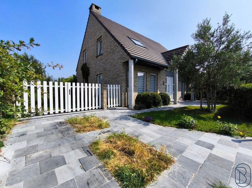 Belle VILLA à 5 chambres, jardin et GARAGE. Dans un clos résidentiel et prisé, à deux pas de la place du village. CONSTITUTION: hall d&#039;entrée, WC, bea
