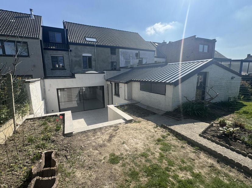 Spacieuse maison unifamiliale à louer au cur de Duisburg  5 chambres, 2 salles de bains, magnifique jardin&lt;br /&gt;
Située au centre du charmant village