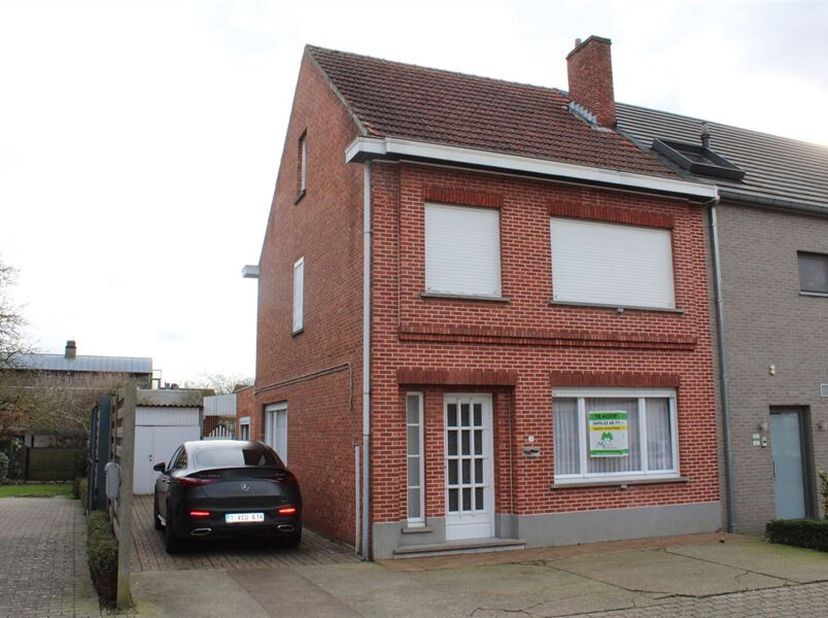 Welkom in deze charmante woning in het hart van Veerle, een ideale plek voor gezinnen die op zoek zijn naar ruimte en comfort. Deze prachtige woning b