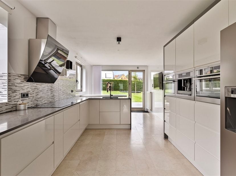 Nous avons l&#039;honneur de proposer à la vente cette maison de 4 chambres à coucher prête à être emménagée et rénovée en 2017 dans un emplacement très ce