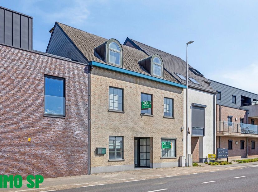 Modern gerenoveerd appartement op het gelijkvloers.&lt;br /&gt;
Het appartement heeft volgende indeling:&lt;br /&gt;
Bij het betreden van de woonst kom je terecht