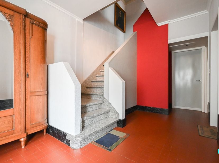 Ontdek deze prachtige burgerwoning van 1932 naar het ontwerp van Jozef De Bruycker, gelegen nabij het centrum van Izegem. De halfopen bebouwing geniet