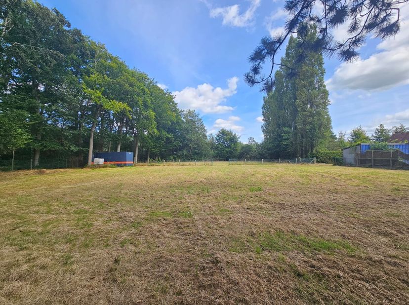 Mooi gelegen perceel bouwgrond voor open bebouwing in tweede bouwrij, met een oppervlakte van 2.973 m². Het perceel bevindt zich op de tweede bouwzone