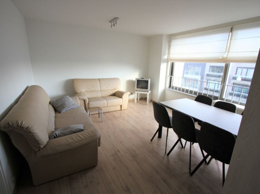 Indeling: &lt;br /&gt;
&lt;br /&gt;
	-inkomhal&lt;br /&gt;
	-toilet&lt;br /&gt;
	-woonkamer&lt;br /&gt;
	-open keuken&lt;br /&gt;
	-slaapkamer&lt;br /&gt;
	-ingesloten slaapkamer met stapelbed