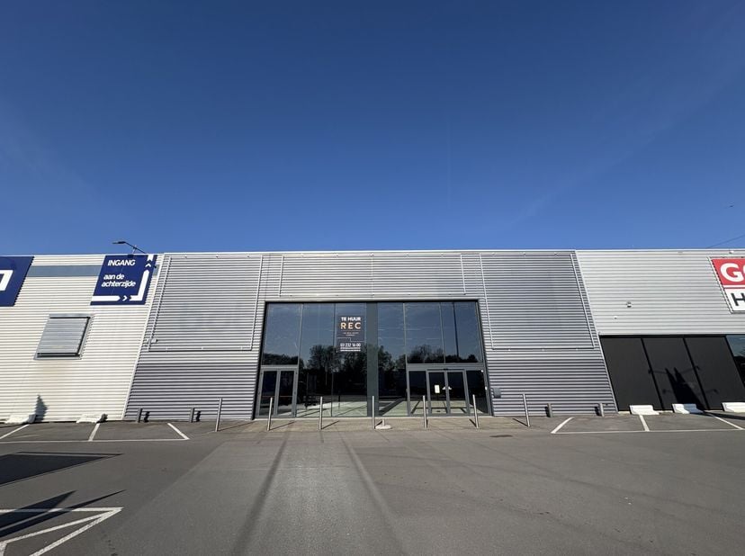 Commerciële ruimte ca. 1.008 m² strategisch gelegen aan de Boomsesteenweg met maximale zichtbaarheid. Gelegen op een dynamische site met Gamma, Maxizo