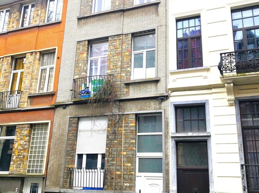 A Proximité de la place Colignon, bel immeuble comprenant 3 jolis appartements + garage au rez. Tous les appartements sont loués sauf le duplex du der