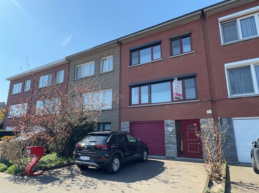 Welkom in deze gezellige bel-etagewoning, perfect voor gezinnen die op zoek zijn naar ruimte, comfort in een aangename leefomgeving. &lt;br /&gt;
Op de eers