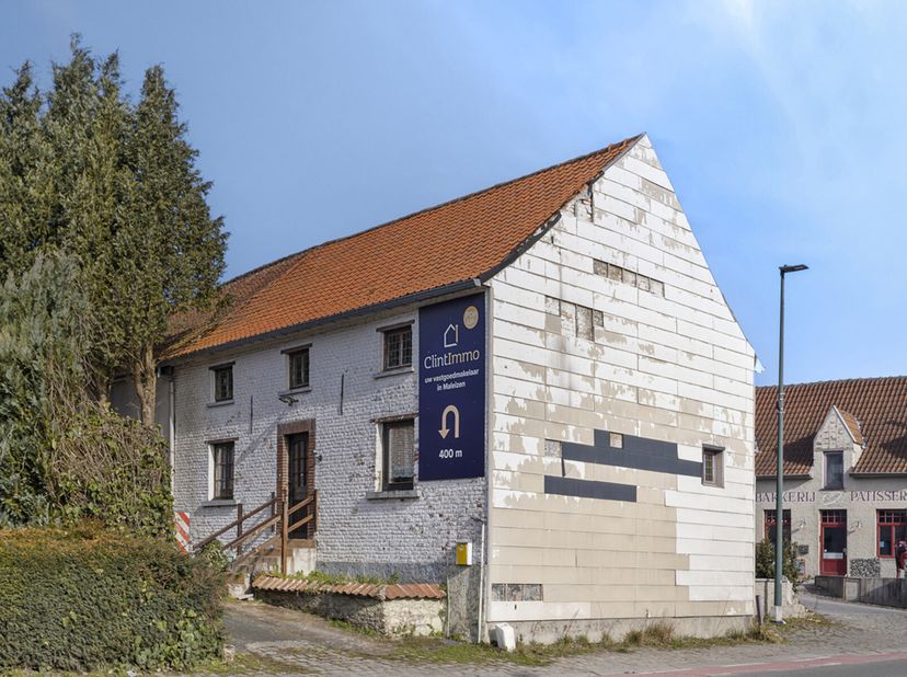 Driegevelwoning die deel uitmaakt van een oude hoeve gelegen nabij het centrum van Maleizen (Overijse), op wandelafstand van scholen, winkels en openb