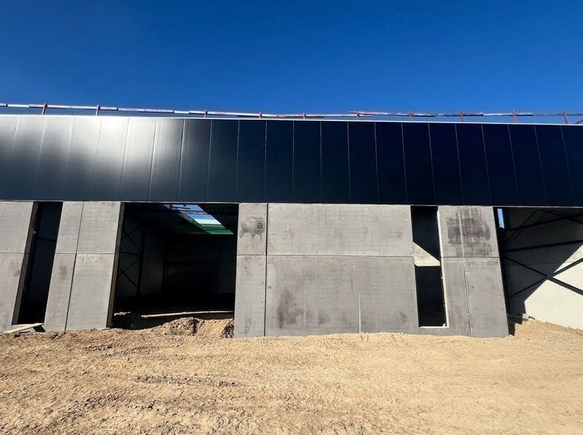 Nouvelle construction de 195m² de hangar&lt;br /&gt;
Emplacement : sur le parc d&#039;activités à Herzele, facilement accessible via l&#039;E40&lt;br /&gt;
Spécifications :
