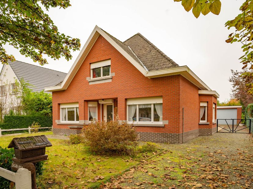 OPEN BEBOUWING MET TUIN &lt;br /&gt;
  &lt;br /&gt;
Woning met tuin, oppervlakte van 7a 02ca. Gelijkvloers: hal, leefruimte, eetplaats, keuken, wasplaats, badkame