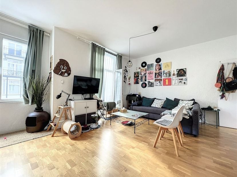 Quartier Dansaert - Appartement de +/-55m² composé comme suit: lumineux living avec cuisine équipée de +/- 40m² et balcon avant, une chambre de +/- 12