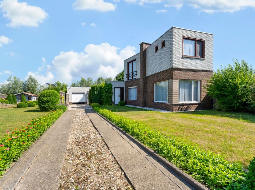 Unieke woning op groot perceel mét garage en werkplaats in Wevelgem!&lt;br /&gt;
Op zoek naar ruimte, rust én potentieel? Dan is deze uniek gelegen woning o